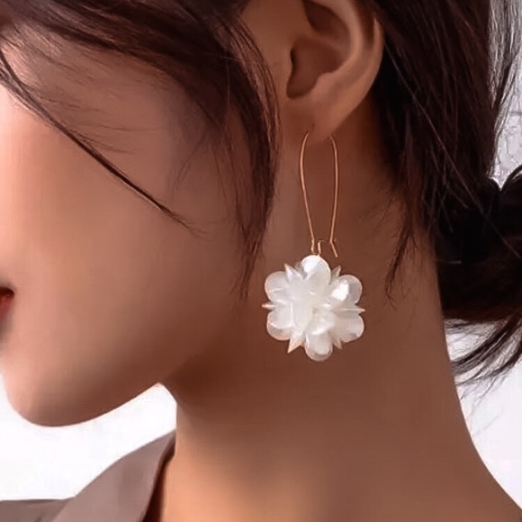 ⚫️𝟲𝟱%𝗢𝗙𝗙|𝗯𝘂𝗻𝗱𝗹𝗲𝘀𝟯+⚫️ ⚜️[𝟯/$𝟭𝟴]⚜️NEW Large White Floral Drop Earrings - Picture 4 of 11